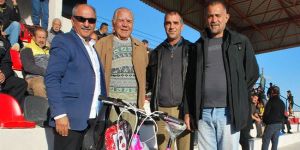 G.Birliği bisiklet dağıtıyor