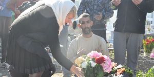 Kızının tabutu başında sessizce gözyaşı döktü