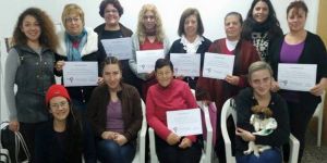 Kadınlar belgelerini aldı