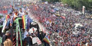 Taksimdeki miting için binlerce insan meydana aktı