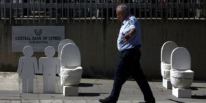 Kıbrıs Rum Merkez Bankasına ilginç protesto