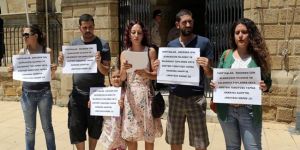 Baraka, mahkemeler önünde eylem yaptı