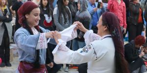 İki toplumlu folklör ekibi ayakta alkışlandı
