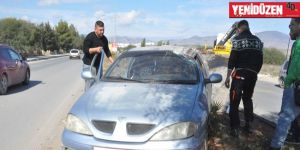 Yoldan çıktı, akasya ağacına çarptı