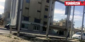 Reklam panosunu parçaladı, tutuklandı