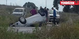 Takla atarak yoldan çıktı, tavanı üzerinde durdu!