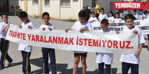 Çocuklar güvenli trafik için yürüdü