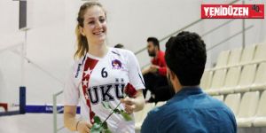 Hentbol sahasında evlilik teklifi