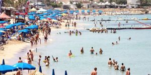 Kıbrıs’ın güneyinde 57 plaja mavi bayrak