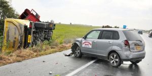 Tır devrildi, yürekler ağızlara geldi