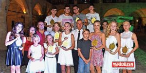 Gençler şarkılarını uyuşturucuya karşı söyledi