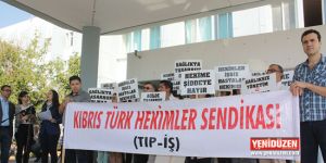 Hekimler önlükleriyle eylem yaptı