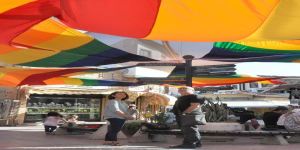 İnsanı kucaklayan gökkuşağı renkleri