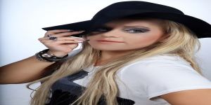 Ezgi Özcan: Şarkı söylemek, elbise giymek gibidir