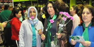 Emekçi kadınlara karanfil