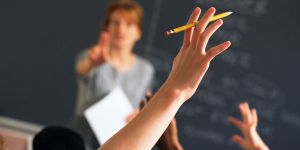 ÖĞRENCİLER SOĞUKTA BEKLETİLİYOR