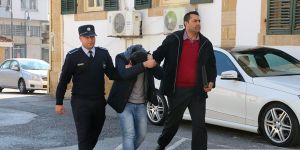 Arabayı geri geri sürdü, yayaya çarptı, tutuklandı!