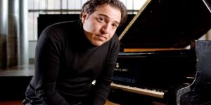 Elinde satırla Fazıl Say konserine girmeye çalıştı