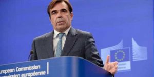 Anastasiades Brüksel'de Juncker ile görüştü