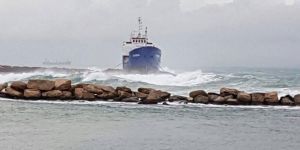 Yük gemisi karaya oturdu