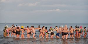 Dünya yeni seneye ‘soğuk sularda’ koştu