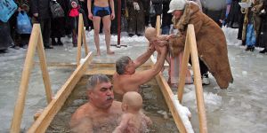 Bir Fin çılgınlığı: buzda yüzme