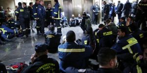 Yunan itfaiyeciler bakanlığı işgal etti