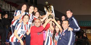 İtinayla kupa kaldırılır