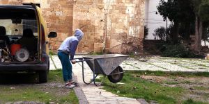 Elleri kalem değil, el arabası tutuyor!