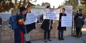 Dayakçı öğretmenin hiç bir okulda görev yapmasını istemiyorlar