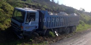 Taş yüklü kamyon ile van araç çarpıştı