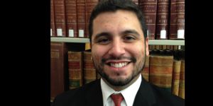 Kundaklama davasında avukatın pantolonu alev aldı.