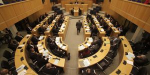 AKEL’den, DİSİ’nin yasa önerisine şartlı destek