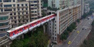 Çin'de içinden tren geçen bina