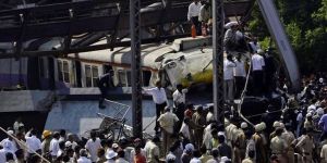 Tren kalabalığa daldı: 35 ölü
