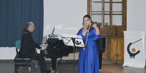 Genç Kemancı, İlk Resitali için Sahnede