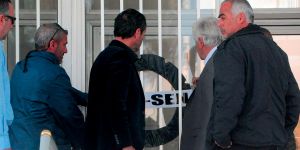 Tel-sen siyah çelenk bıraktı