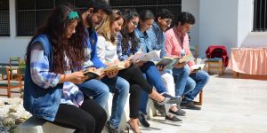 Öğrenciler ve akademisyenler bahçede kitap okudu