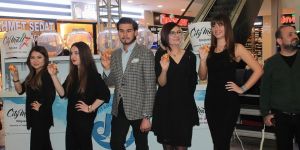 Mercedes sahibini bekliyor