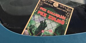 Araçların üzerine ‘Adnan Oktar’ kitabı