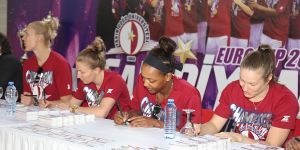 YDÜ imza dağıttı