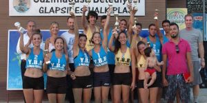 Gençler plajda mücadele etti