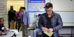 ÜNLÜLER SANDIK BAŞINDA