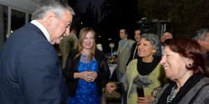 Akıncı, sanatçı ve yazarlarla bir araya geldi.