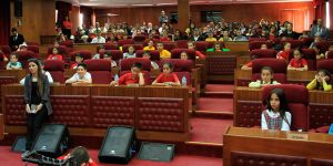 Koltuklar çocuklara bırakıldı