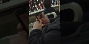 Taraftar, maçı bırakıp tribünde porno izledi