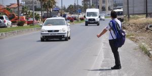 Otostop çeken ÖĞRENCİLER