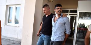 Mahkeme salonunda kendini jiletledi…