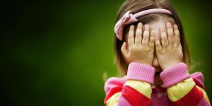 Kaygılı bir ailenin kaygılı bir çocuğu olur