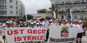 Öğrencilerden “trafikte beni farket” yürüyüşü